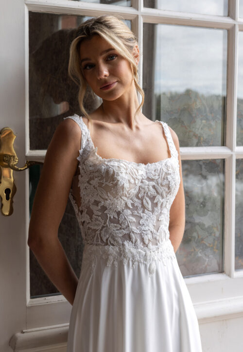 De-Luxe-10018_12A7146-Edit Flowy trouwjurk van Diane Legrand met square neckline