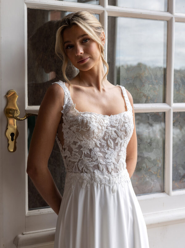 De-Luxe-10018_12A7146-Edit Flowy trouwjurk van Diane Legrand met square neckline