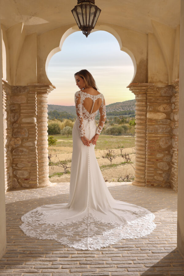 Faraday-Azuree Bridal-Back azuree faraday, trouwjurk met hartje op de rug