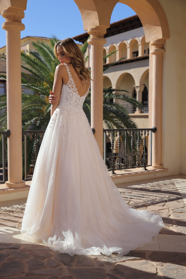 azuree flora. alijn trouwjurk met plunge neckline