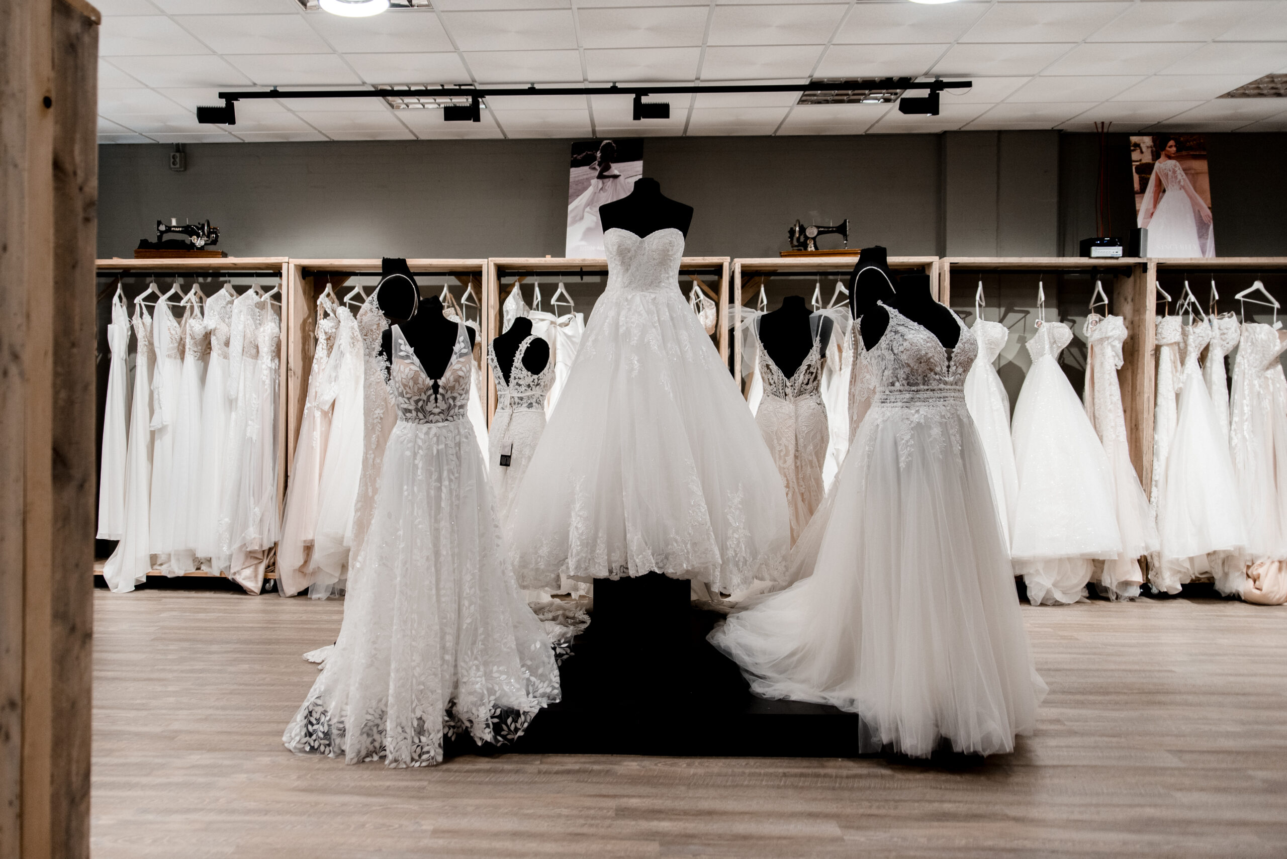 Collectie trouwjurken bij Hartenvrouw Bruidsmode in de winkel